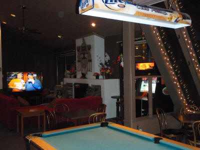 Pool tabe / Fireside Lounge